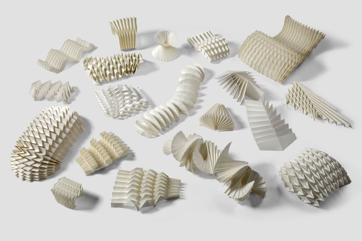 El pliegue del papel: estructuras plegadas en papel blanco – Dario Zeruto