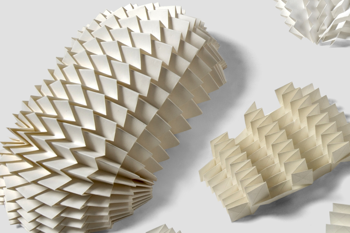El pliegue del papel: estructuras plegadas en papel blanco – Dario Zeruto