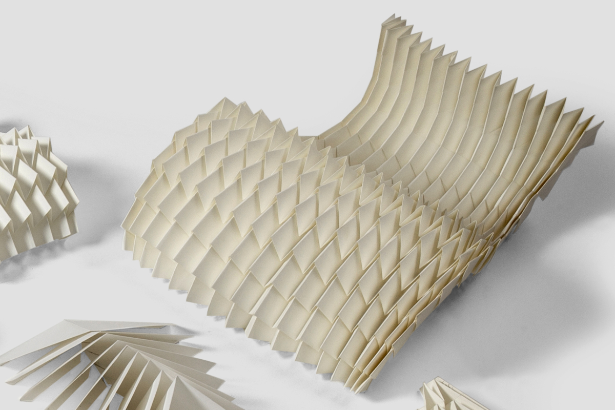 El pliegue del papel: estructuras plegadas en papel blanco – Dario Zeruto