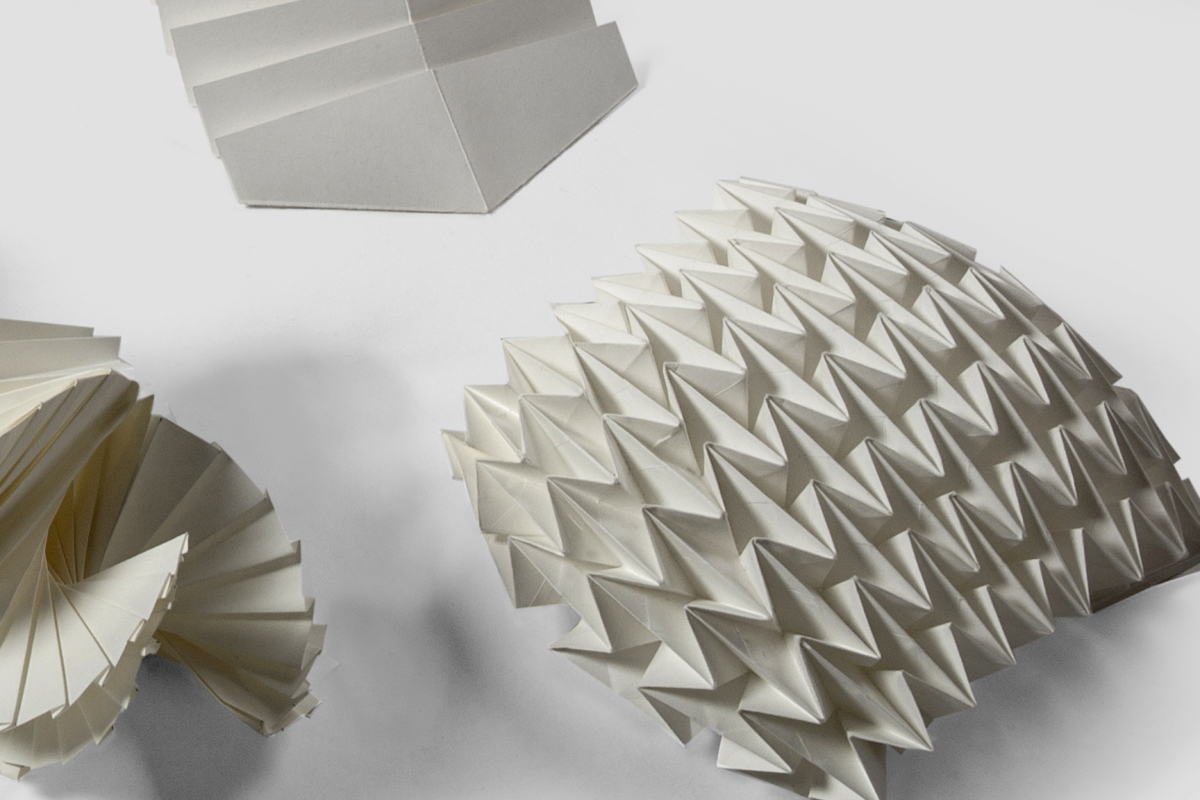 El pliegue del papel: estructuras plegadas en papel blanco – Dario Zeruto