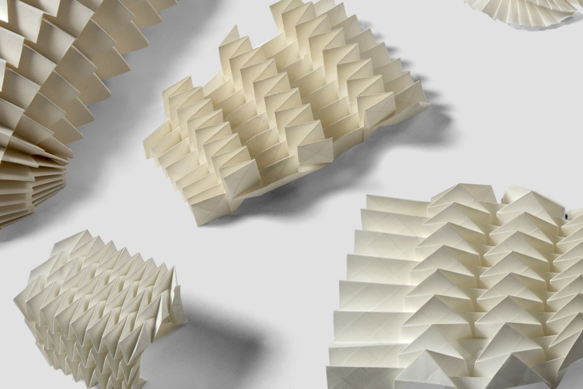 El pliegue del papel: estructuras plegadas en papel blanco – Dario Zeruto