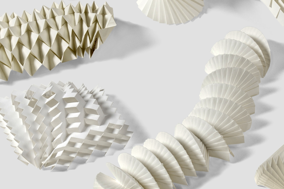 El pliegue del papel: estructuras plegadas en papel blanco – Dario Zeruto