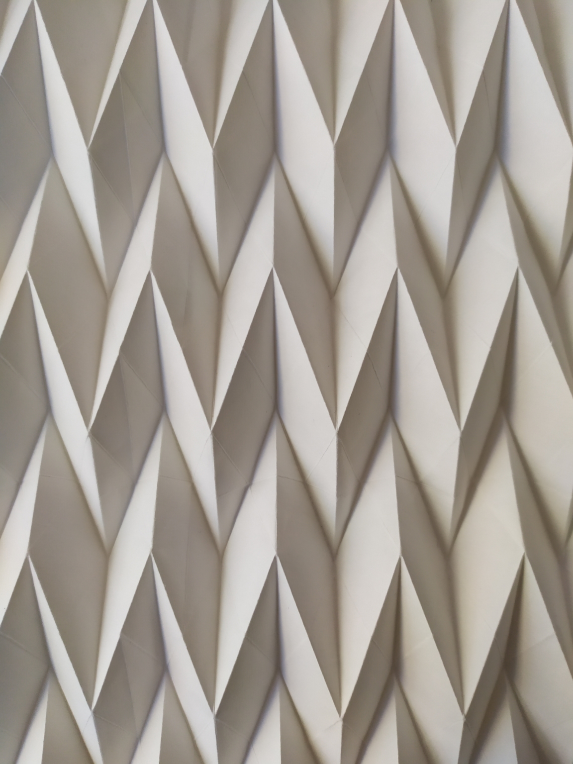 Papel plegado en V formando una superficie de rombos – Dario Zeruto