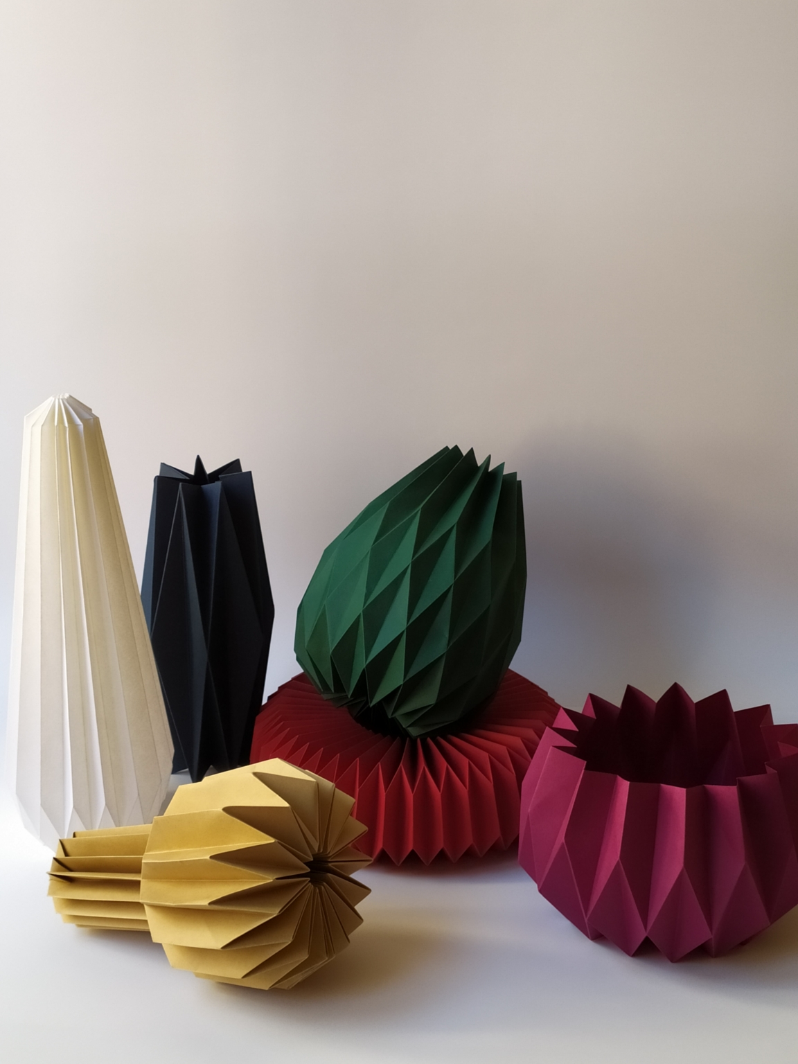 Volúmenes plegados en papel de colores – Dario Zeruto